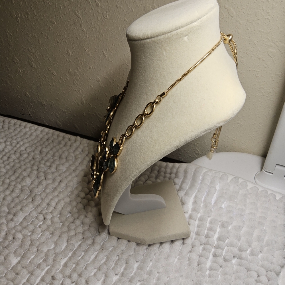 Flower Necklace - Picture 4 of 7